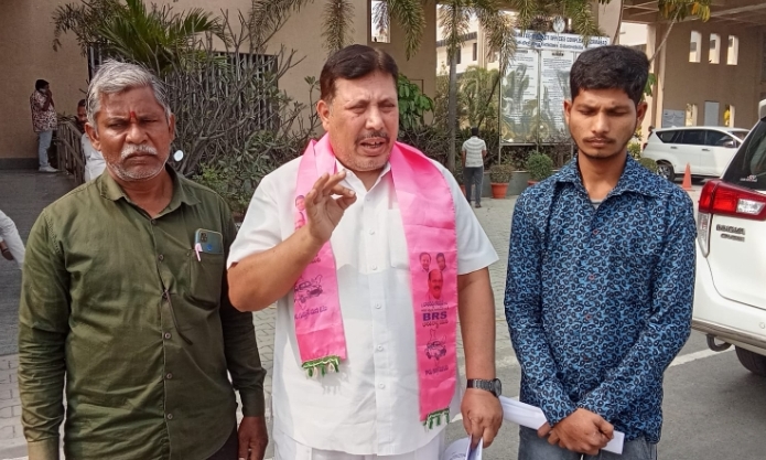 స్థానికంగా ఉండని వారిని కూడా మున్సిపల్ ఓటర్ జాబితాలో పెట్టడం ఏంటి..?