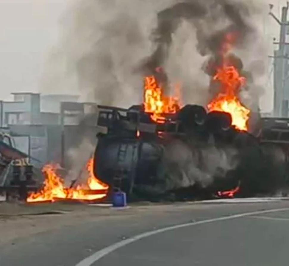 విద్యుత్ ట్రాన్స్ ఫార్మర్ ను ఢీకొట్టిన ఆయిల్ ట్యాంకర్