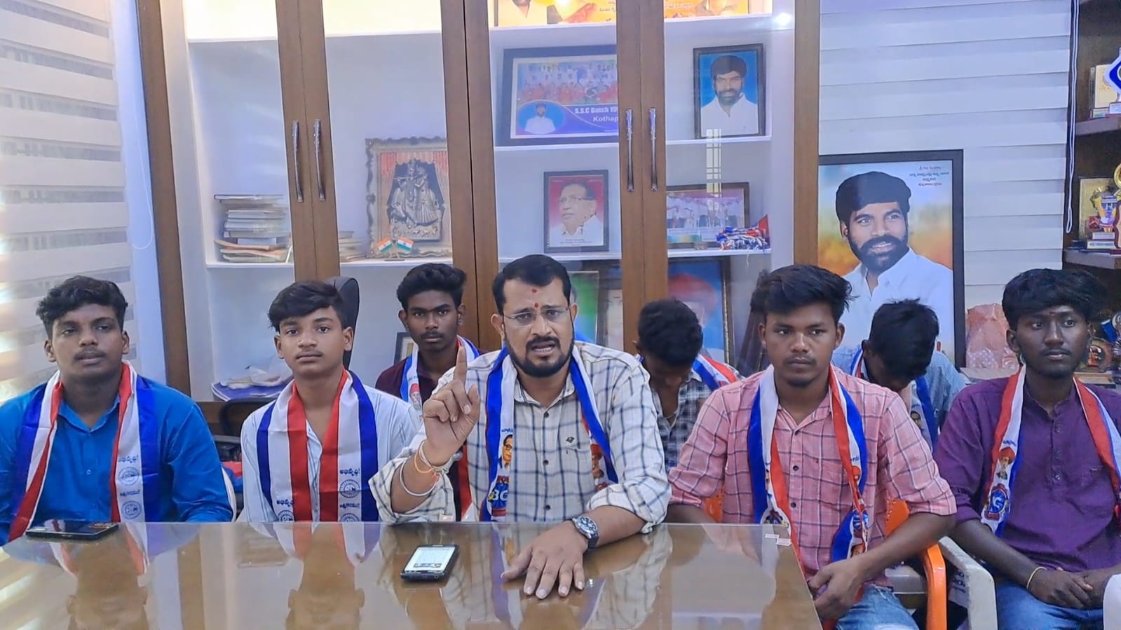 బీసీలకు మొండిచేయి చూపెడుతున్న ప్రధాన పార్టీలు