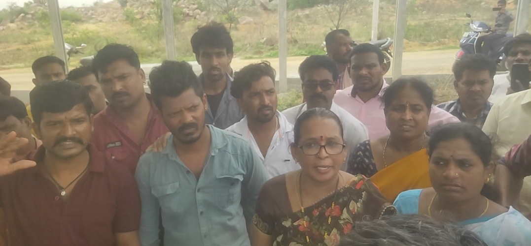 మా ఫ్లాట్లు ఎక్కడ?  కొనుగోలు చేసిన బాధితులు ఆవేదన