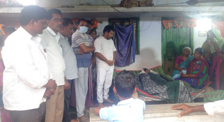అనారోగ్యంతో మరణించిన సయ్యద్ గోరి కుటుంబాన్ని పరామర్శించిన వైరా నియోజకవర్గ నాయకులు లాకావత్ గిరిబాబు