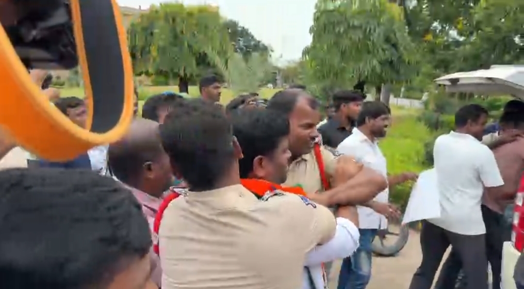 నిరుద్యోగుల ద్రోహి కేటీఆర్ అంటూ ఓయూ లో రణరంగం