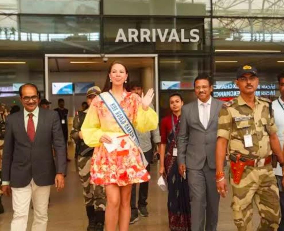 హైదరాబాద్ చేరుకుంటున్న అందమైన భామలు లేత మెరుపు తీగలు