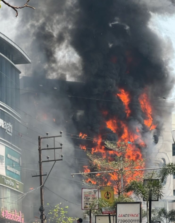 జూబ్లీహిల్స్&zwnj;లోని షాపింగ్&zwnj; మాల్&zwnj;లో భారీ అగ్నిప్రమాదం