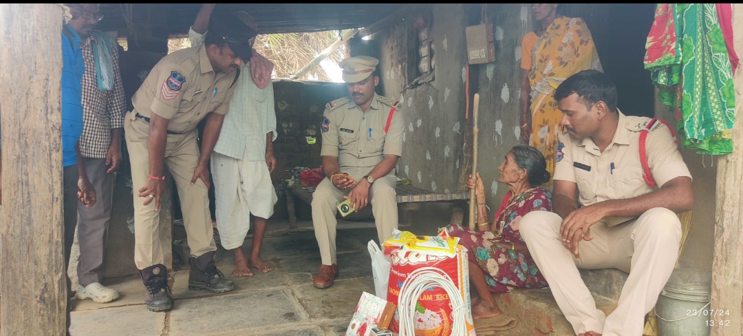 మానవత్వం చాటుకున్న మహబూబాబాద్ జిల్లా పోలీసులు