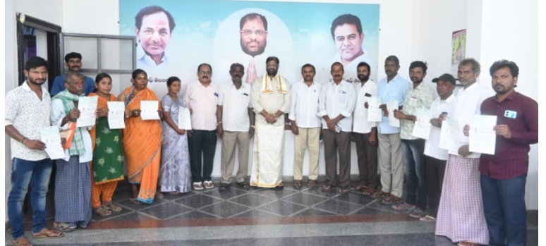 సీఎంఆర్ఎఫ్ చెక్కులు పంపిణీ చేసిన ఎంపీ వద్దిరాజు