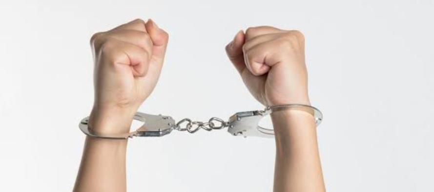 ప్రియుడితో మాట్లాడొద్దని చెప్పినందుకు భర్తని హత్య చేసిన భార్య