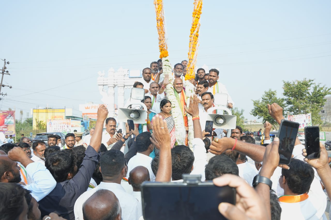 ప్రభుత్వ విప్ వేములవాడ ఎమ్మెల్యే ఆది శ్రీనివాస్ కు ఘన స్వాగతం పలికిన కాంగ్రెస్ కుటుంబ సభ్యులు,నియోజకవర్గ ప్రజలు