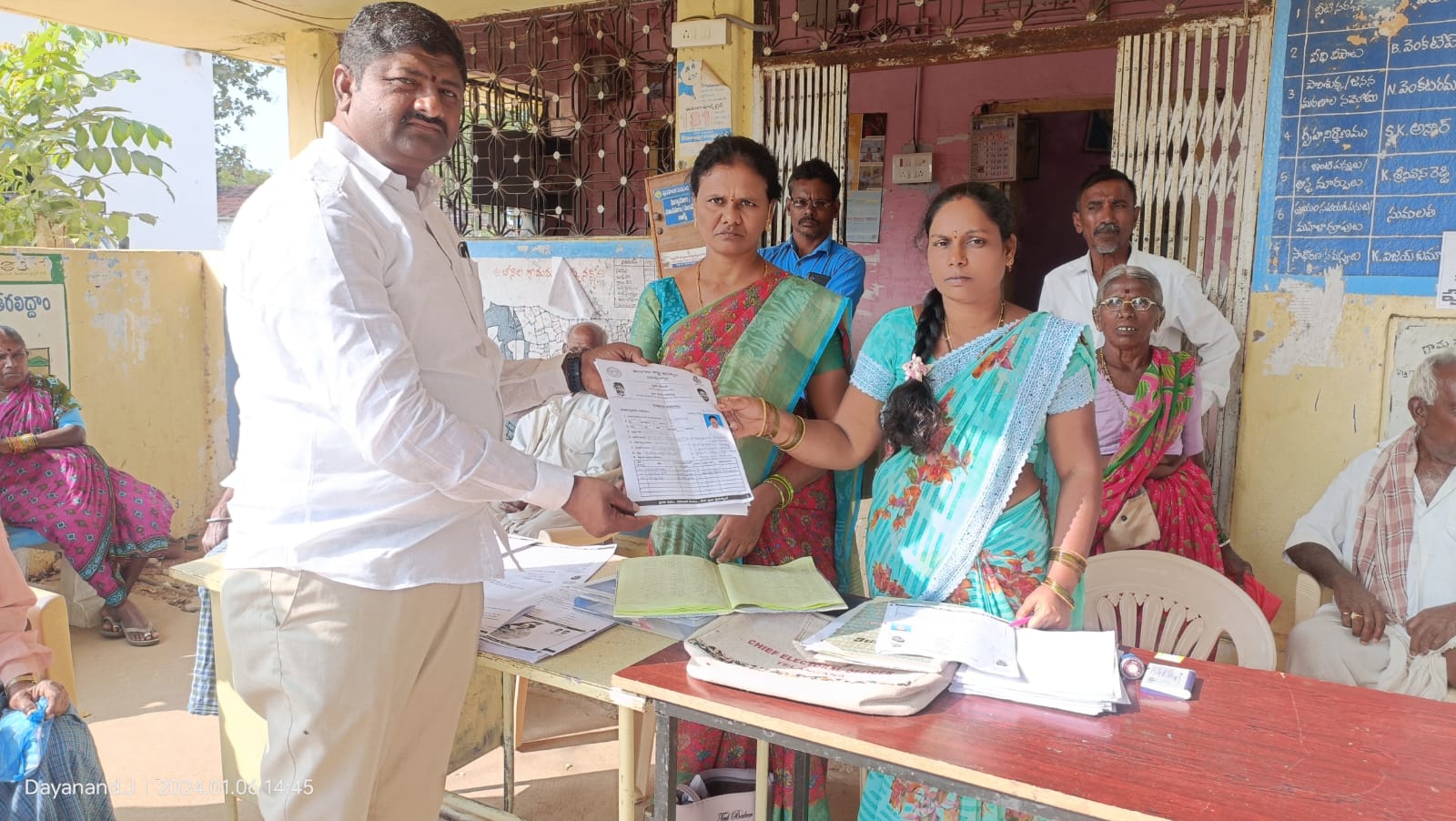 వినూత్న పద్ధతిలో ప్రజా పాలన లో దరఖాస్తు చేసుకున్న సిరిసిల్ల 10 వ వార్డు కౌన్సిలర్