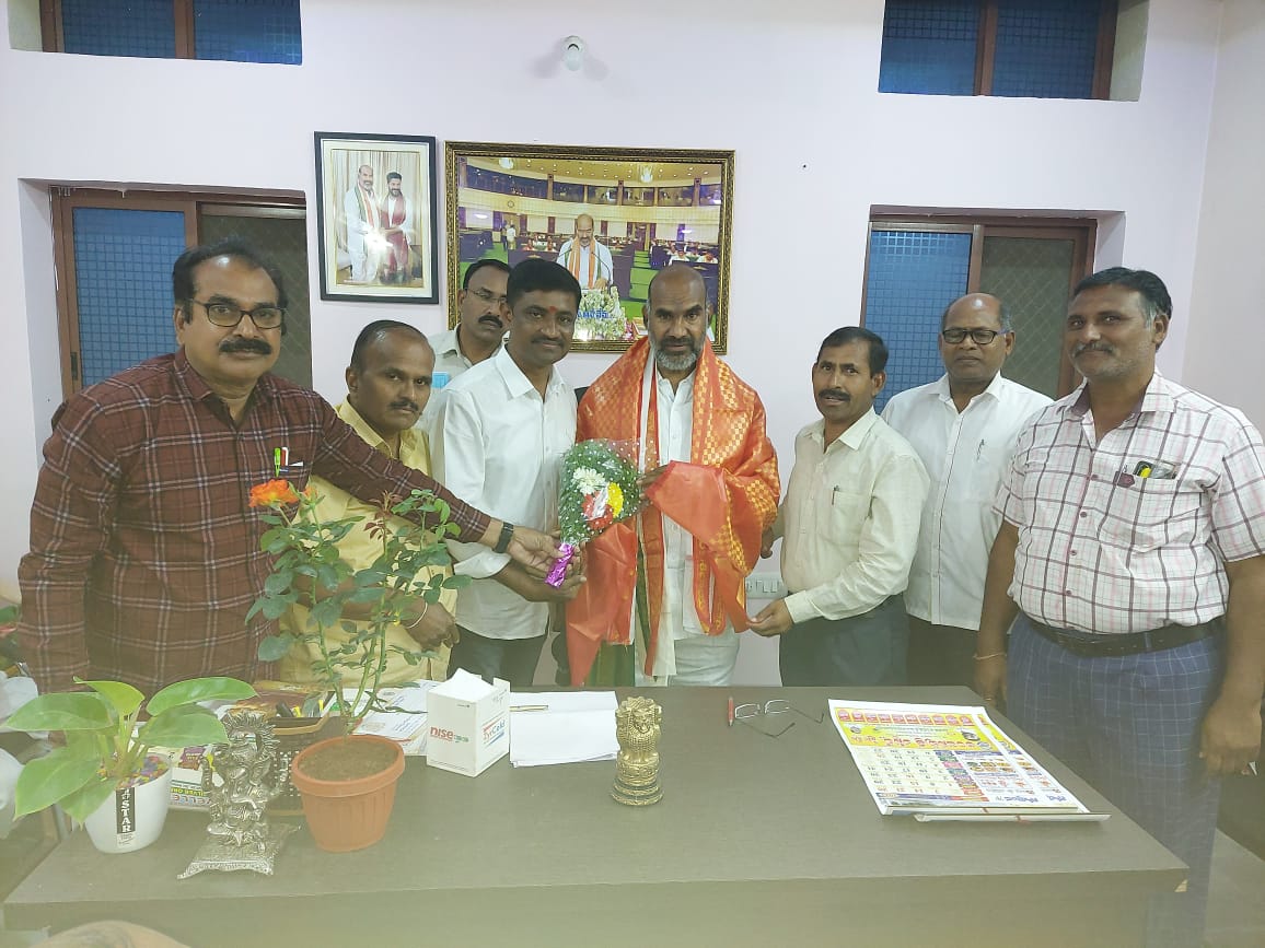 ప్రభుత్వ విప్ ను కలిసిన ఉపాధ్యాయ సంఘాల నాయకులు