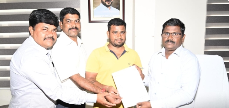 అస్తవ్యస్తంగా ఉన్న రోడ్లు, డ్రైనేజీ సమస్యలపై మున్సిపల్ కమిషనర్ ను కలిసిన సాయి టవర్స్ వాసులు