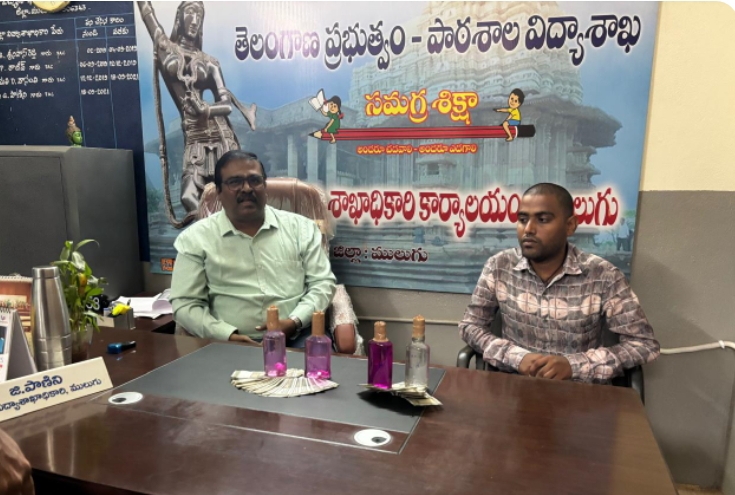 లంచం తీసుకుంటూ ఏసీబీ కి పట్టుబడ్డ డీఈవో