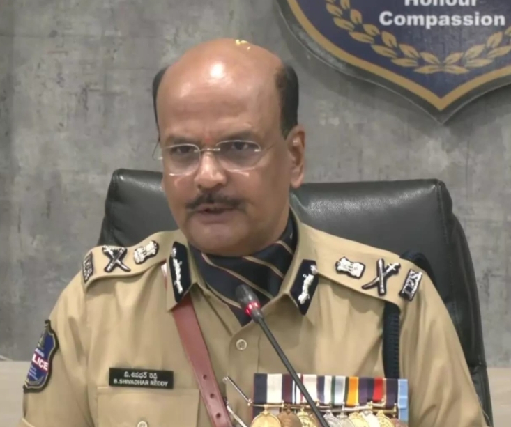 పోలీసులు సివిల్ వివాదాల్లో తలదూర్చొద్దు : డీజీపీ శివధర్ రెడ్డి