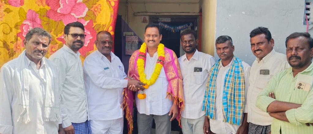 మాఖం నరసింహారావును సన్మానించిన పల్లపు వెంకటేశ్వర్లు