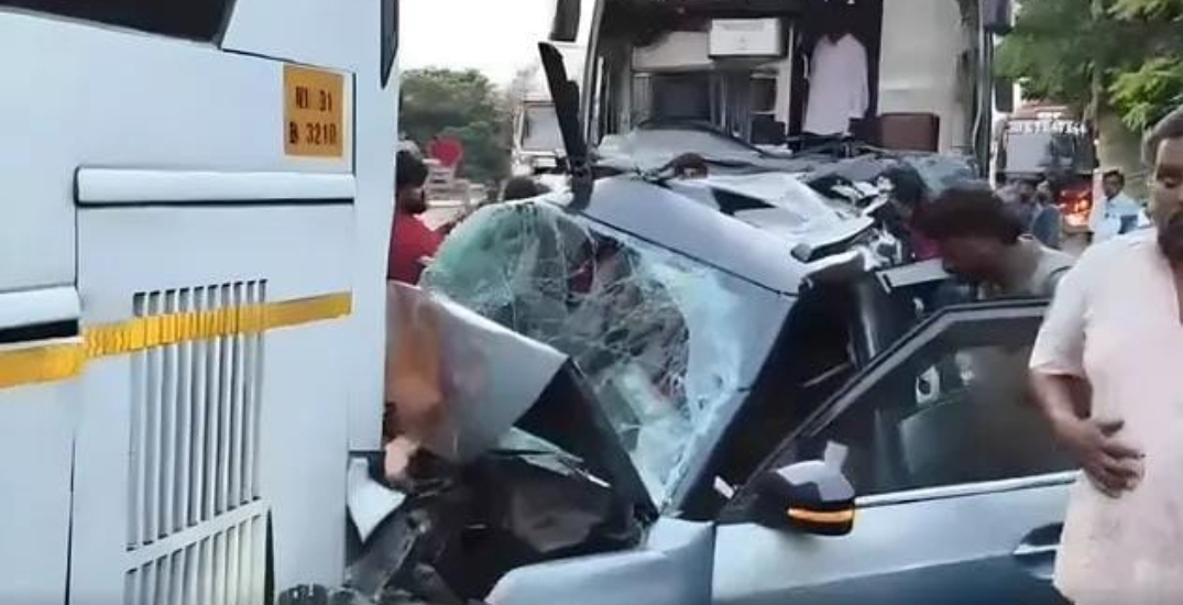 ఘోర రోడ్డు ప్రమాదం.. రెండు బస్సుల మధ్య ఇరుకున్న కారు
