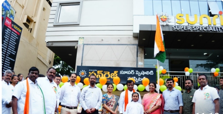 సన్ రైస్ హాస్పిటల్ ఎదుట త్రివర్ణ పతాకాన్ని ఆవిష్కరించిన అర్బన్ ఎమ్మెల్యే ధనపాల్