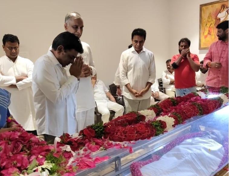 తన్నీరు సత్యనారాయణ భౌతిక కాయానికి మాజీ ఎంపీ నామ నివాళ్లు