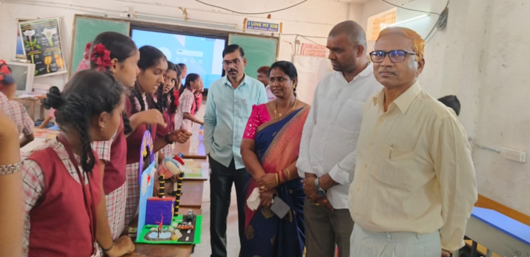 Daily Bharat సైన్స్ ఎగ్జిబిషన్ లో పాల్గొన్న 29 వ వార్డు కౌన్సిలర్ గెంట్యాల శ్యామల శ్రీనివాస్