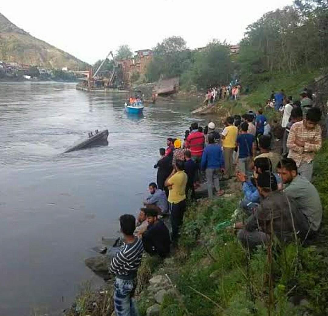 జీలం నదిలో పడవ బోల్తా.. నలుగురు మృతి