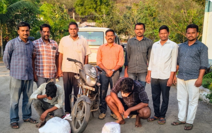 ఎండు గంజాయి తరలిస్తున్న వ్యక్తుల అరెస్ట్